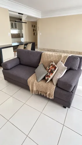 Sofá três lugares que vira cama de casal