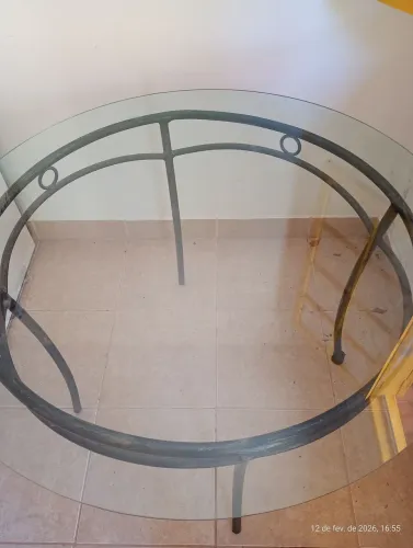 Mesa redonda vidro pés de ferro