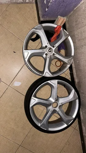 Roda aro 18 pneus 165-40  três rodas com pneu uma sem 