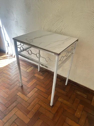 Mesa com base de metal e tampo de pedra