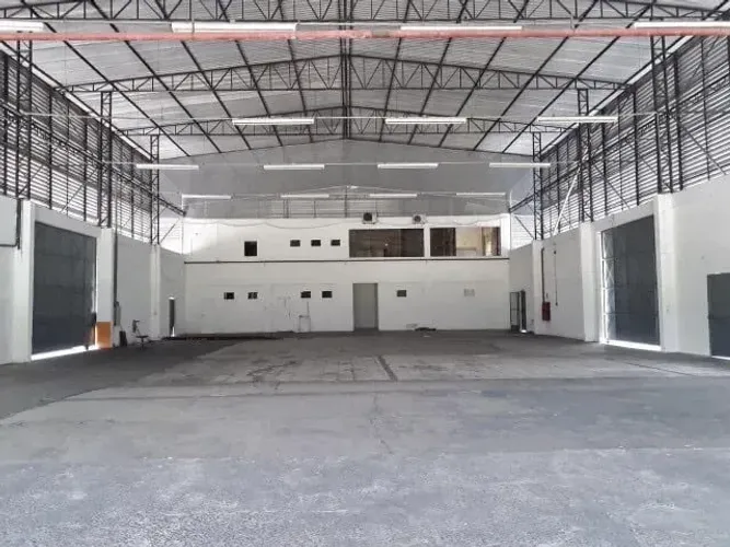 ALUGO GALPÃO/1700 m2 documentado e com pátio p/ carretas!