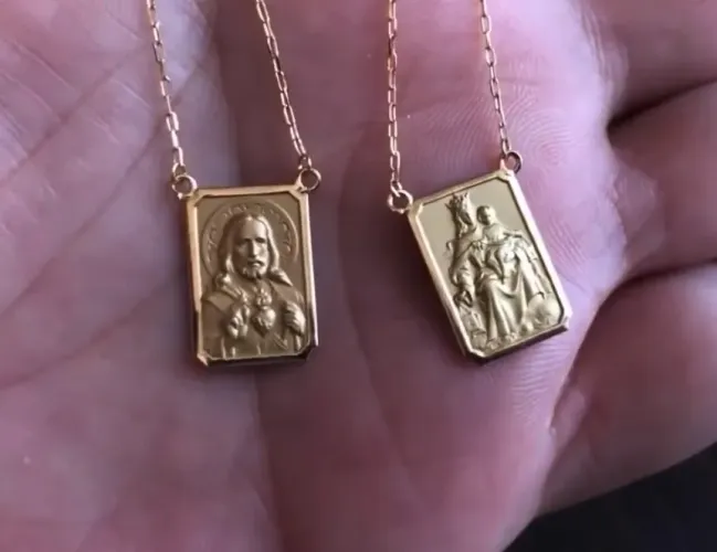 ESCAPULÁRIO OURO 18k MEDALHA DUPLA - Nossa Senhora do Carmo e Sagrado Coração de Jesus