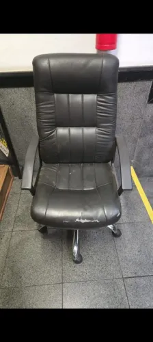cadeira de escritório tipo presidente, revestida em couro sintético preto com base