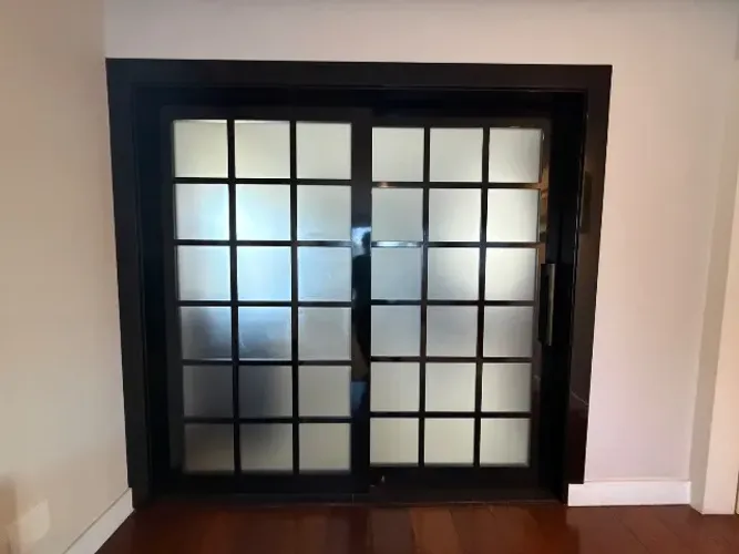 Porta de correr em laca e vidro jateado