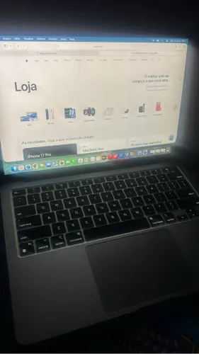 MacBook Air M1 com faixa na tela 