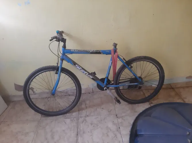 Bicicleta com macha de manopla e freios