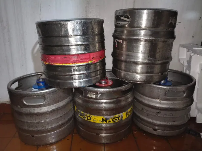 Cinco barris de chopp de 30 litros em bom estado.
