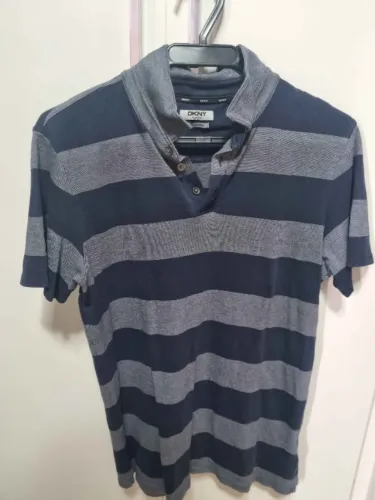 Camisa Polo DKNY Original - Listrada Azul e Cinza (Algodão Pima / Slim Fit M)
