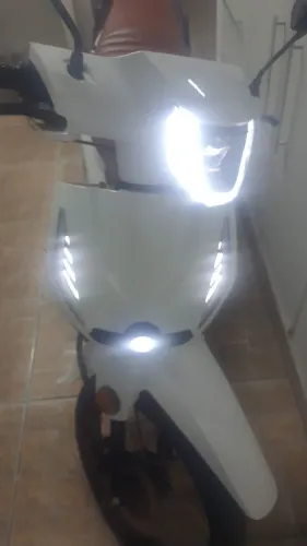 Moto emplacada , nunca usada