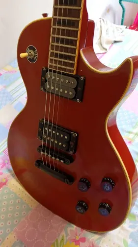 Guitarra top vendo ou troco por violão preferência cordas nylon  que cubra o valor 