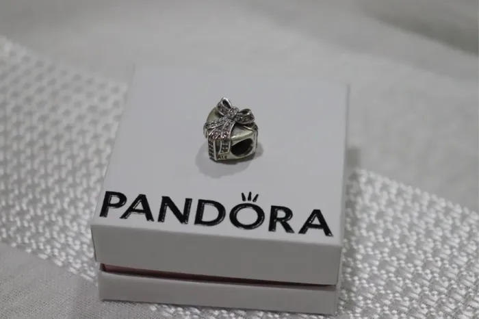 charm pandora coração com laço