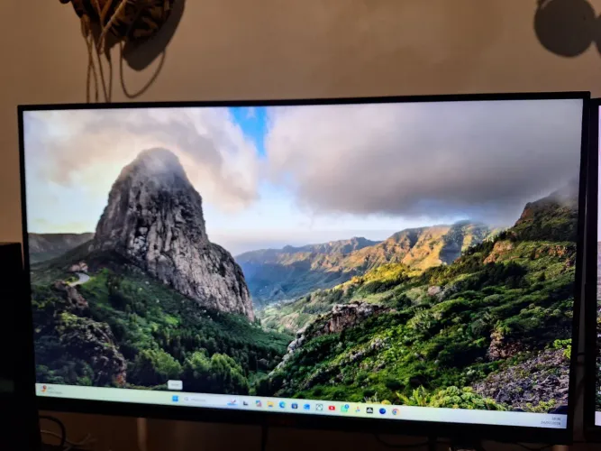 Monitor Pichau 27" com suporte articulado de mesa