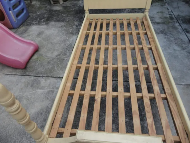 Cama de solteiro antiga 
