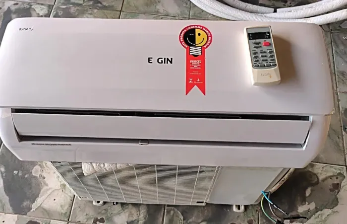 Vendo ar condicionado Elgin 9 mil BTUs convencional com instalação e matérial incluso 