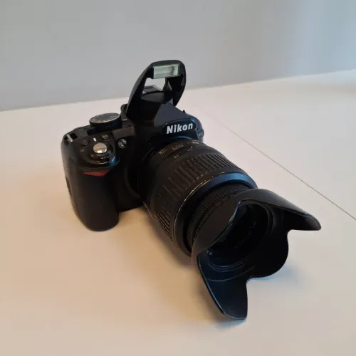 Nikon D3100 + Lente 18-55mm + Carregador + Cartão de Memória