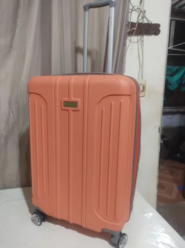 Vendo uma mala de material rígido de 14kg media