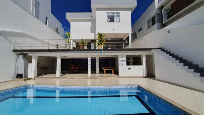 Casa 4/4, área gourmet, piscina, quintal gramado, salão de jogos à venda no Condomínio Est