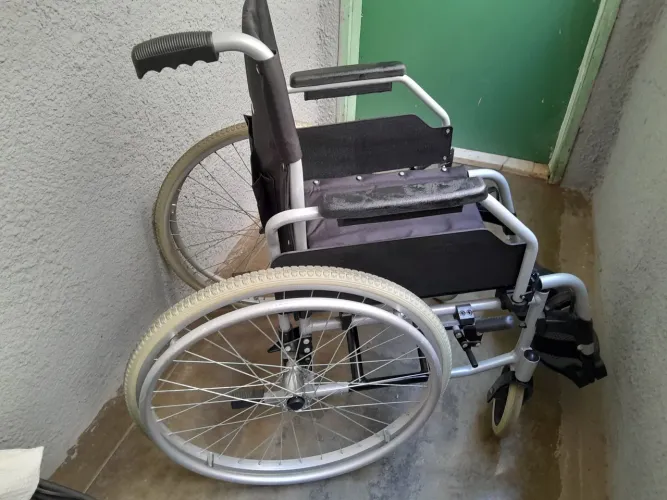 Cadeira de rodas de alumínio,pouco uso