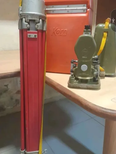 Tripé de teodolito kern
