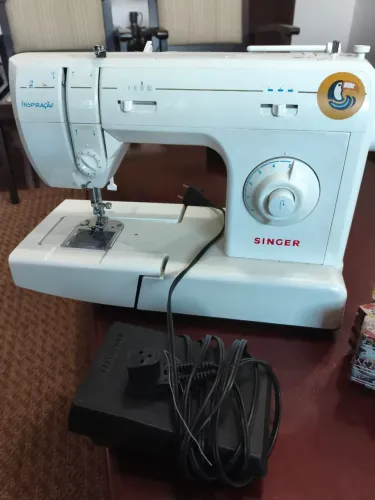 Máquina de costura singer 