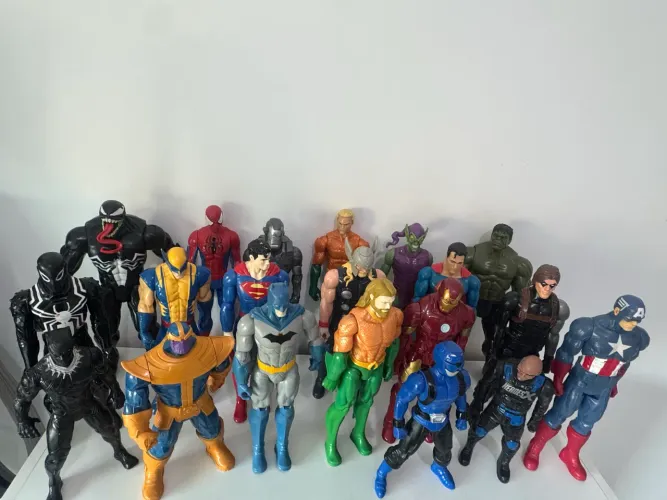 Vendo lote bonecos Marvel/ DC colecionáveis 30cm