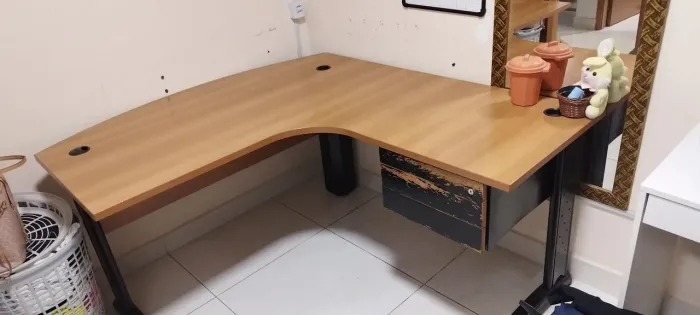 Mesa em L usada em boa estado ótimo para trabalho em estudos