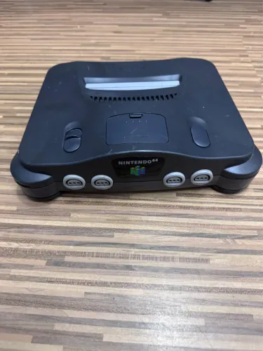 Console Nintendo 64 Cor Preta - Acompanha Controles e Fonte de Alimentação