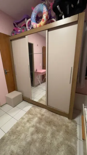 Guarda-Roupa com Espelho