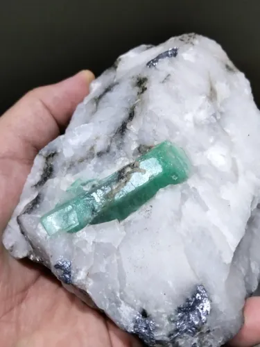Obra de arte natural pedra Esmeralda verde no Quartzo 1120g