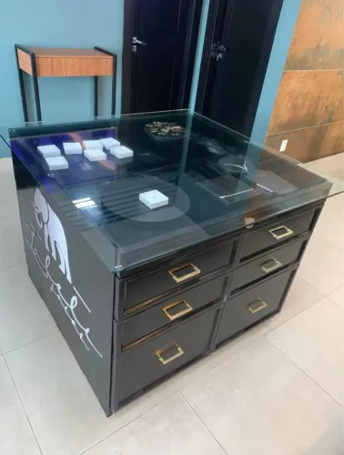 Vitrine Expositora para Loja com Tampo de Vidro e 12 Gavetas