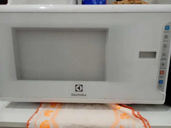 Microondas semi novo, marca Eletrolux 220w, 31 litros, na cor branco