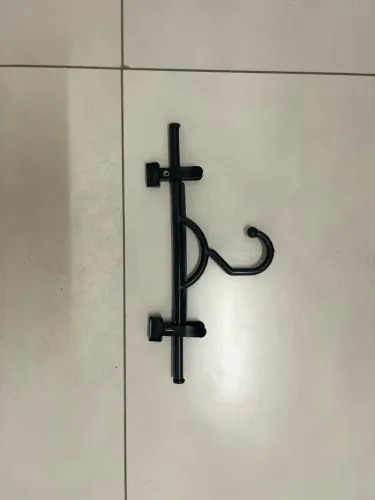 Cabide preto reforçado com presilhas