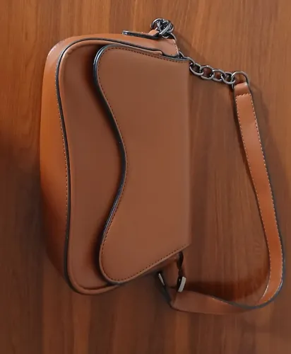 Bolsa marrom de ombro com alça