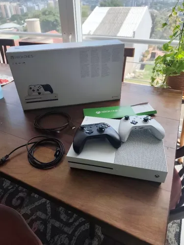 Xbox one S 1tb 2 Controles