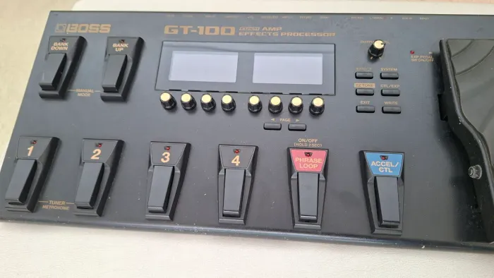 Pedaleira BOSS GT100