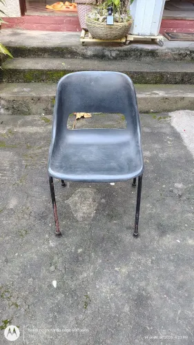 Cadeira plástica, com estrutura de metal, cor preta