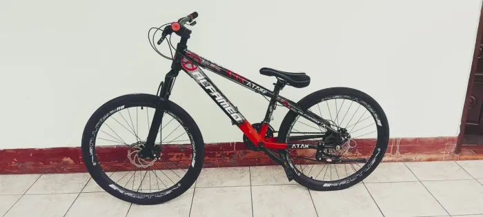 Bicicleta Aro 26 alfameq/atake 21 marchas freio A disco cor preta/vermelho/documento/maos