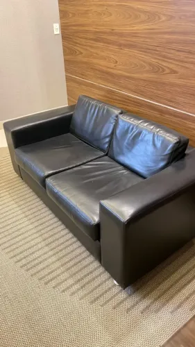 Sofá de couro preto 2 lugares em excelente estado ? ideal para sala ou escritório