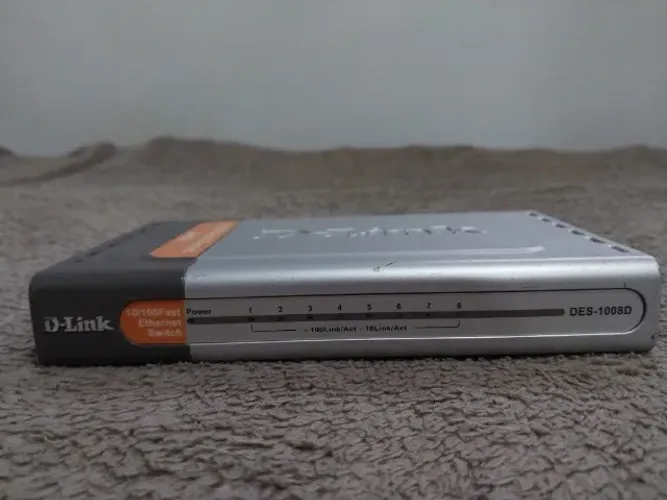 Switch D-Link DES-1008D Fast Ethernet 8 Portas (Sem Fonte)
