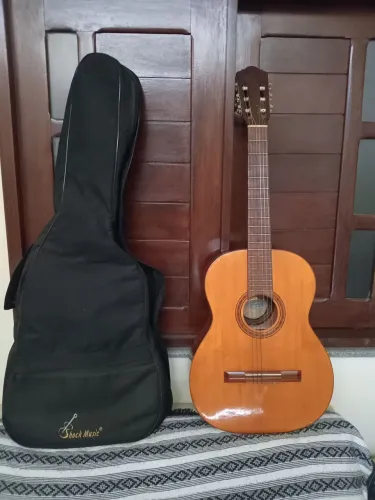 Violão DiGiorgio (modelo clássico) com capa. 