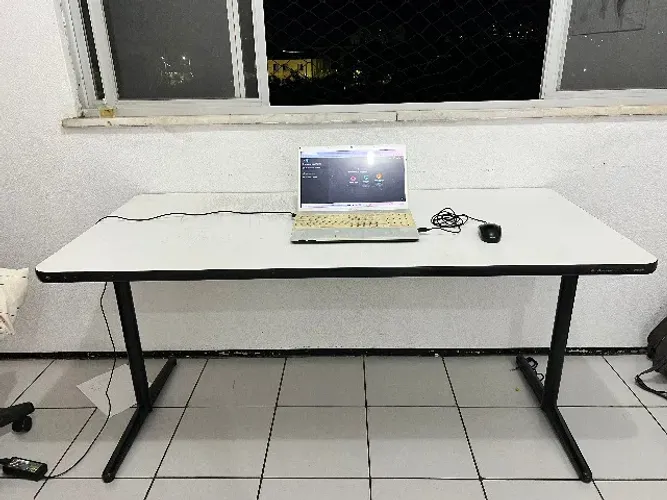 Mesa de Madeira Resistente com Pés de Metalon (Estilo Industrial) - 160 x 78 cm