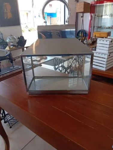 Antiga lanterna em inox e vidro 