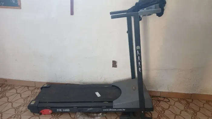 Esteira Dream fitness com inclinação e 9kmh, suporta 110kg praticamente nova somente venda