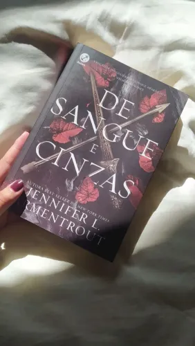 2 livros da saga DE SANGUE E CINZAS