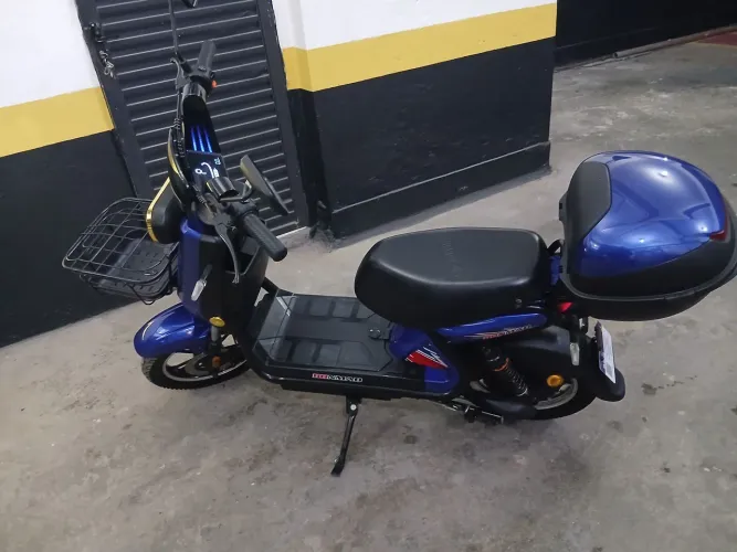 Moto elétrica azul 