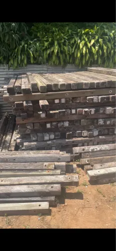 Postes de Concreto e Cruzetas de Madeira 