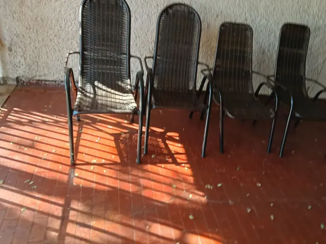 VENDE-SE QUATRO CADEIRAS DE ÁREA