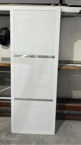 Porta em alumínio com friso em inox 
