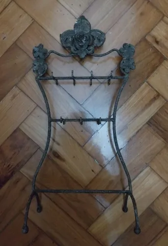 SUPORTE DE FORJA PARA JOIAS ANTIGO