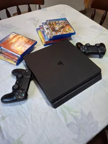 PS4 Slim 1Tb com 2 controles e 7 jogos